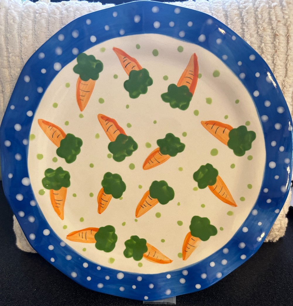 Demdaco plate carrot pattern Lynn Morris 2005 “Hits the Spot”