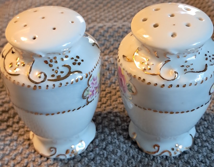 Dorothy Sarber Porcelain S/P Shakers