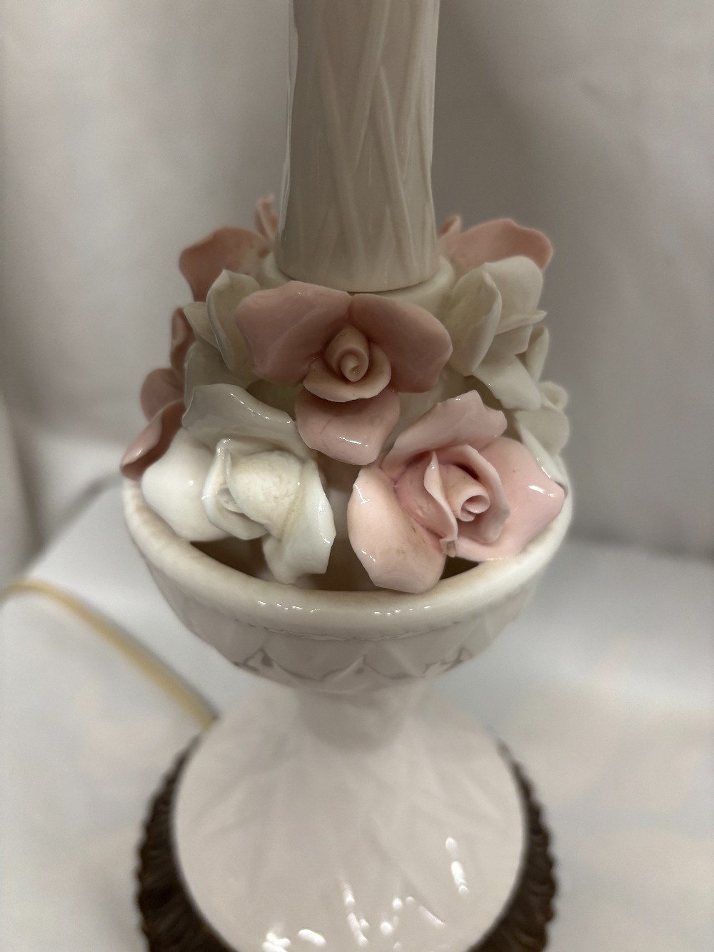 Lamps 2 white ceramic weave design w/pink & white roses & shades