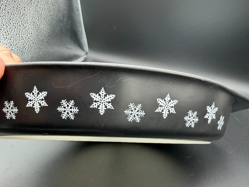 Pyrex Snowflake Divided Dish 1 1/2 qt