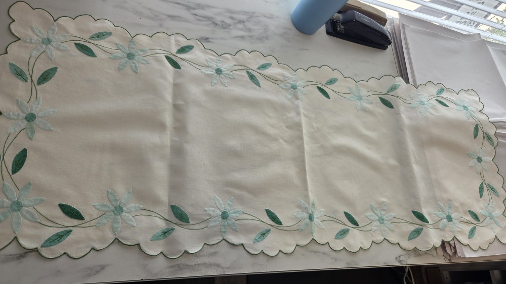 LN-1699 42x17 runner/green floral