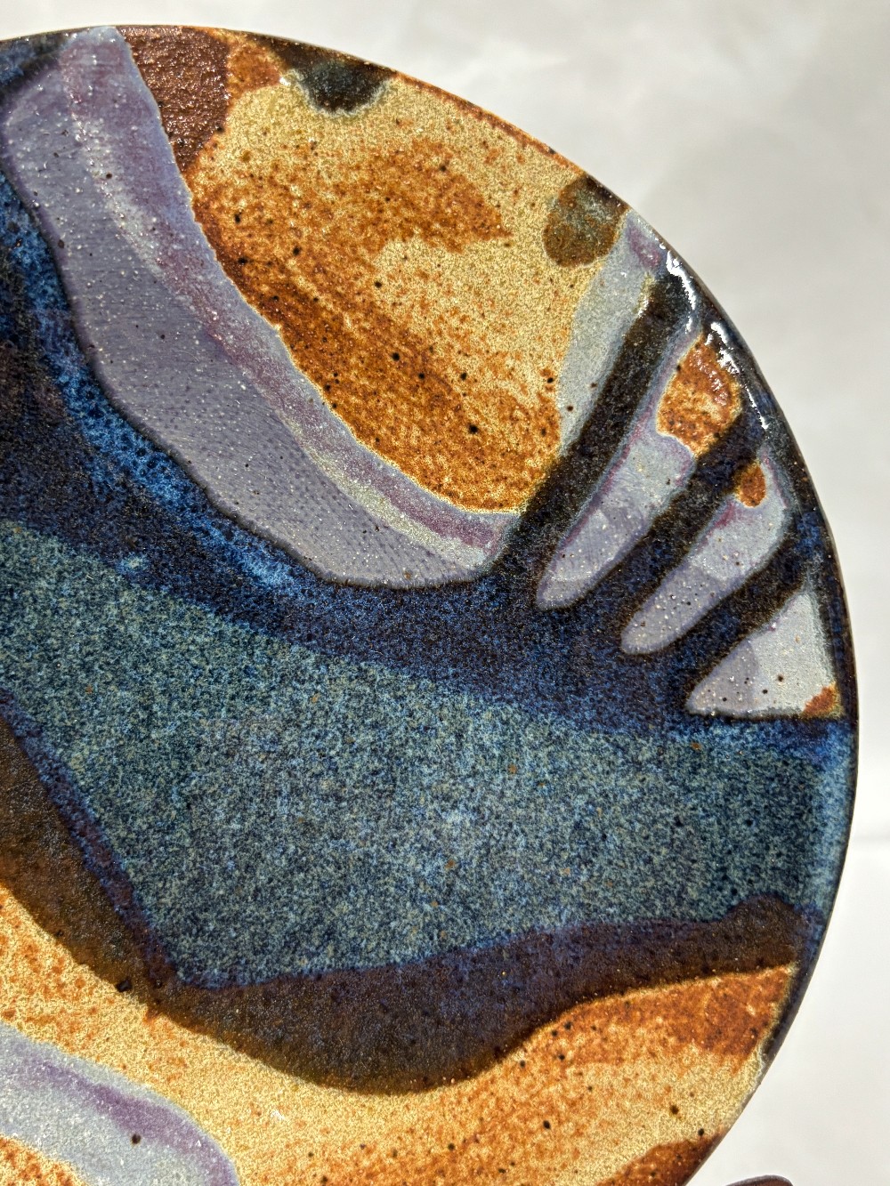 Decor pottery plate tans, blues, gray and rust w/metal holder w/brown leaves