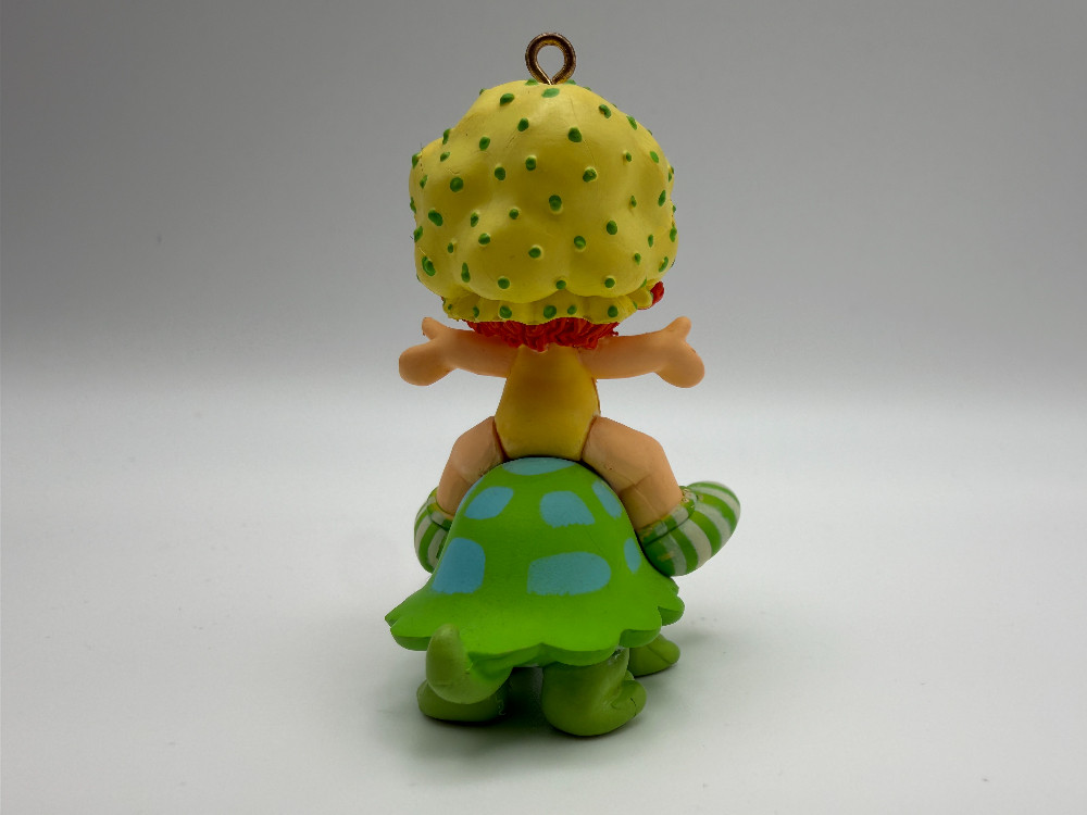 2004 Carlton Cards Strawberry Shortcake Apple Dumplin' on Turtle Scented Ornament Boxed