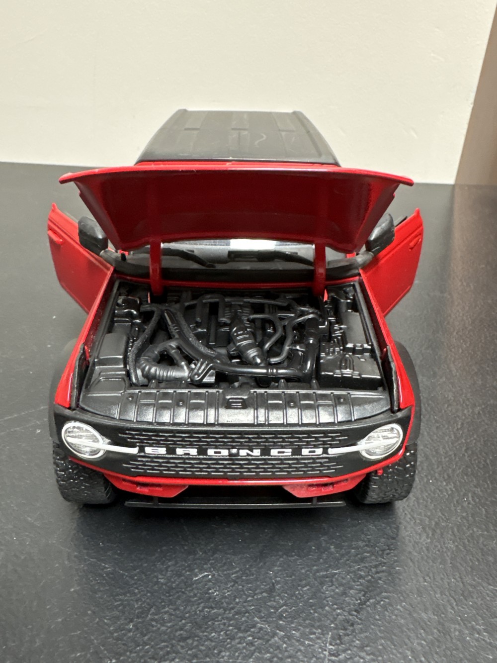 Maisto 1/18 Red Ford Bronco Diecast Car As-is