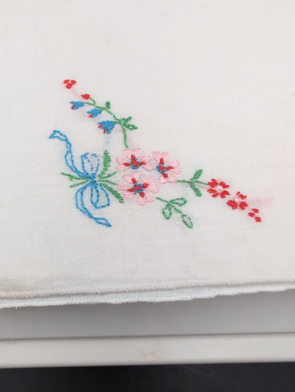 Hankie embroidered pink flowers/blue bow