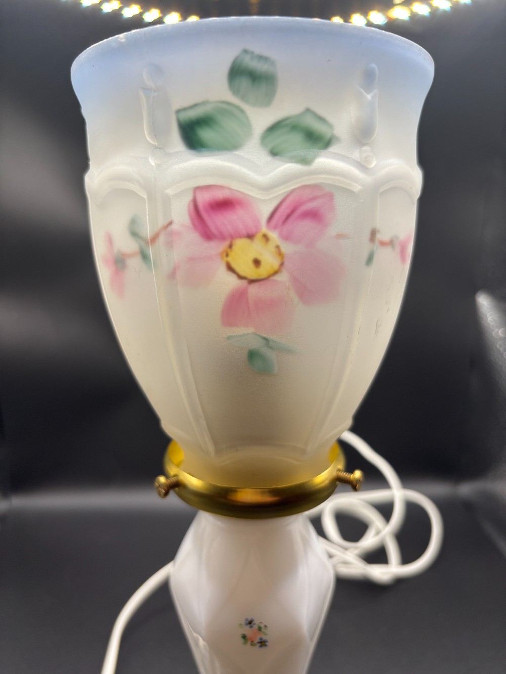 Lamp white ceramic w/small flowers w/pale blue & floral globe