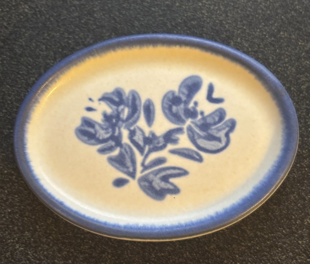 Blue & white decor magnet Pfaltzgraff Yorktowne has hanger