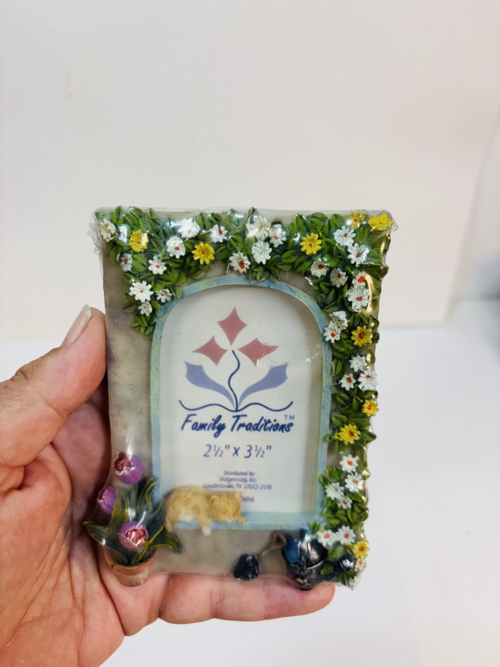 Vintage decorative shabby chic resin floral cat window picture frame 2.5 x 3.5