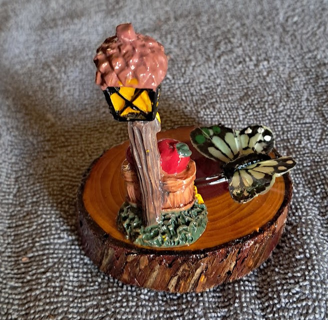Cedar Cookie Lightpost Figurine