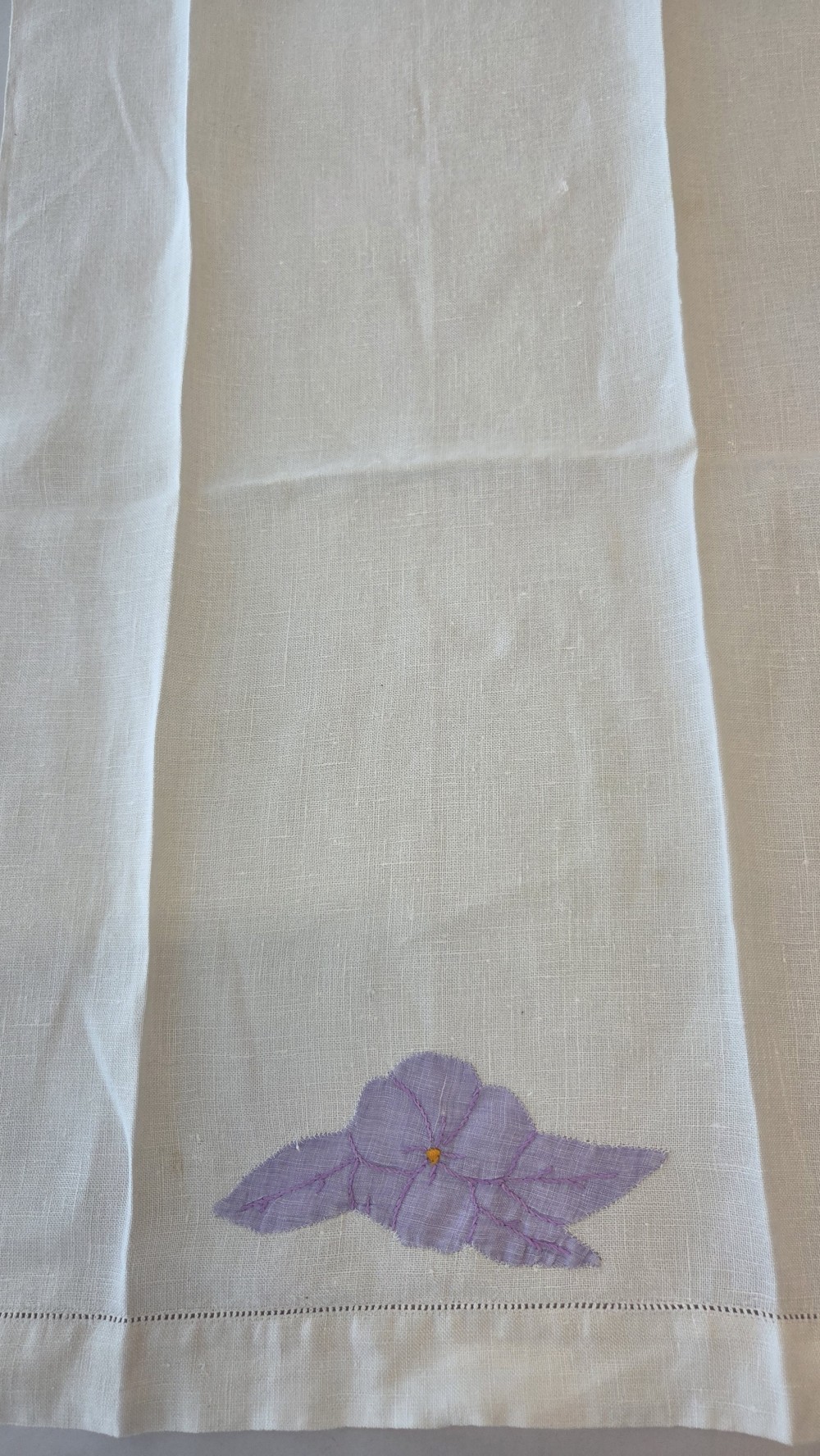 LN-965 white linen HT, lavender floral