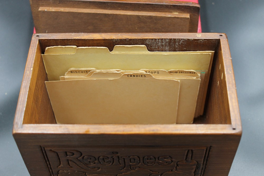Vtg 1970s embossed wood recipe box/lid/divider tabs inside