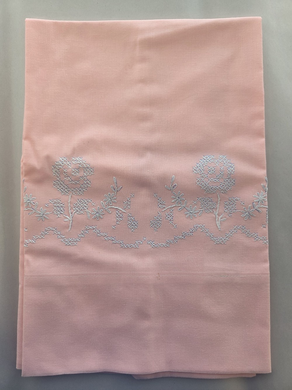 LN-1682 vint pink pillowcase, white floral