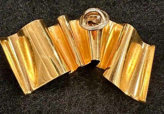 Gold plated artisan crafted ruffled pin / brooch