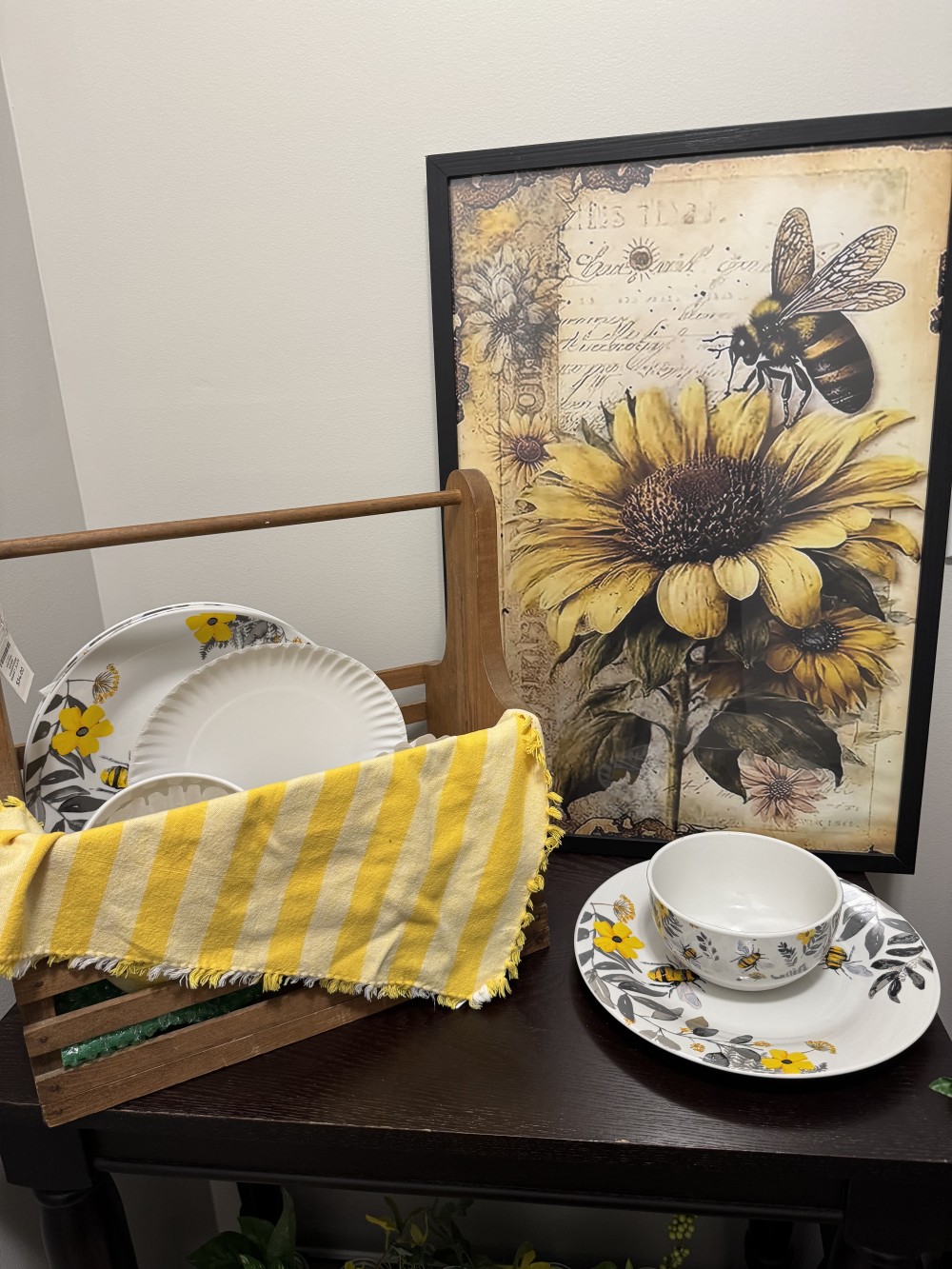 YELLOW BUMBLE PATTERN CHINA DISHES, 8 PIECES