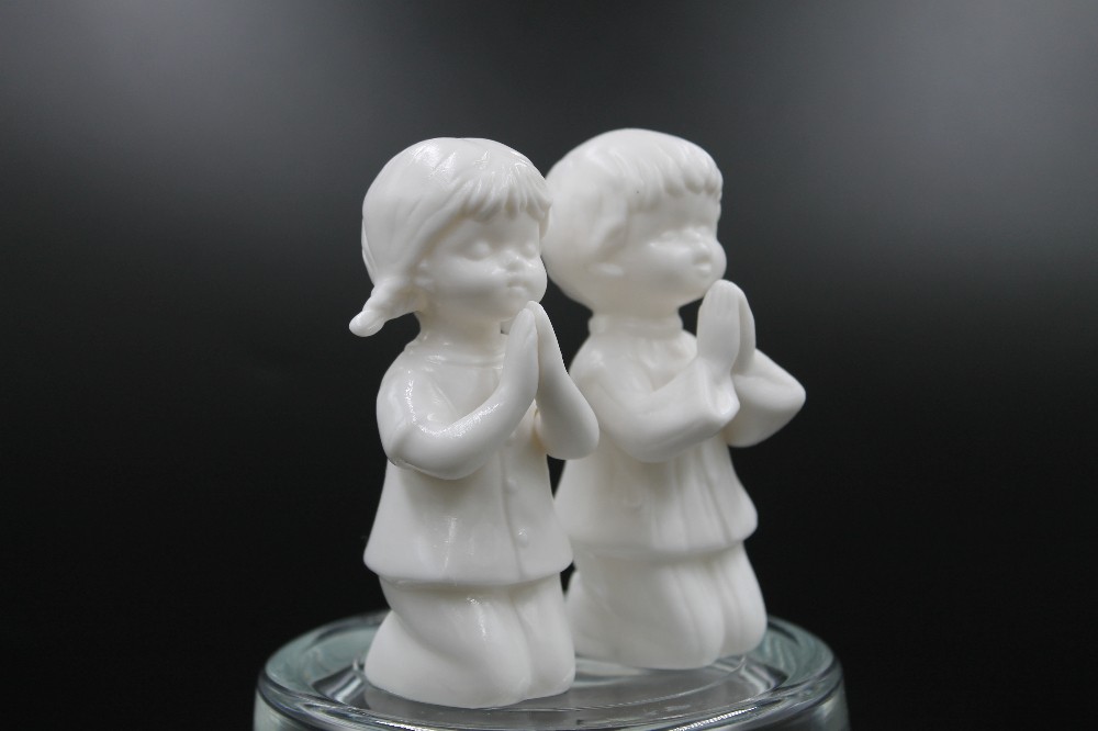 Vtg s/2 matte bisque praying boy/girl