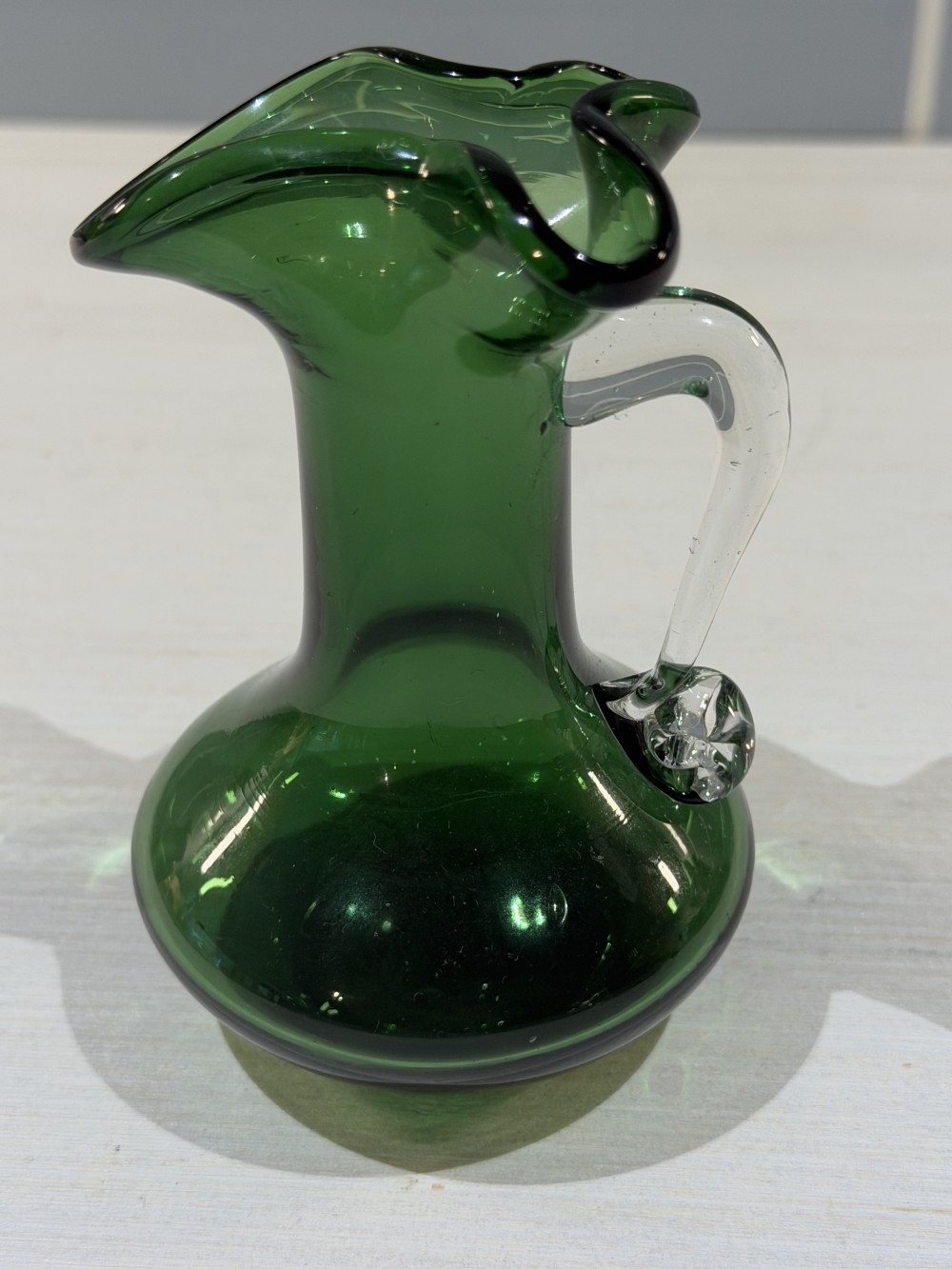 Vintage Emerald Green Ruffled Art Glass Bud Vase – 4.5”