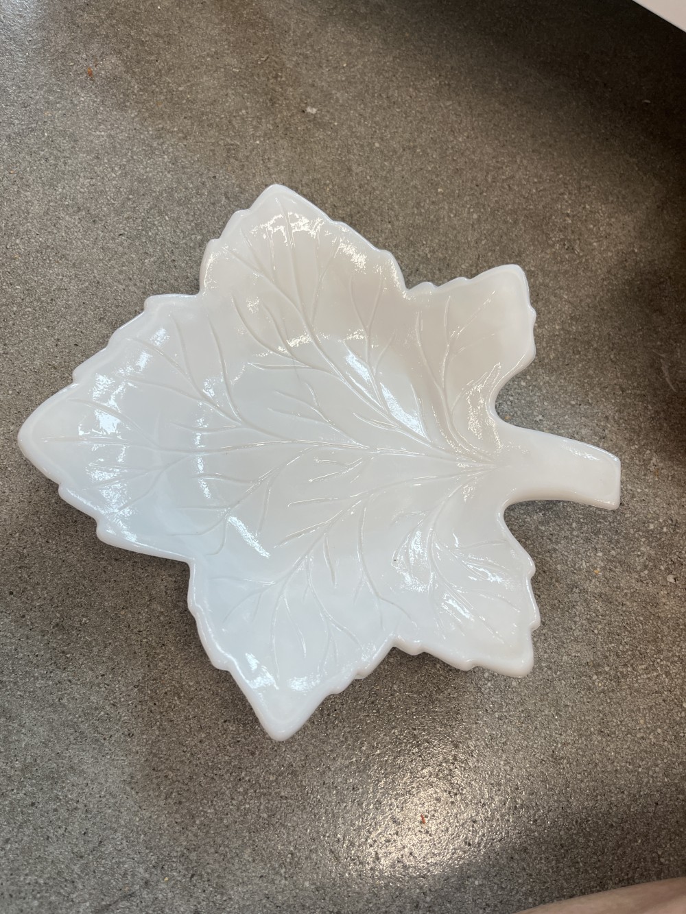 Vtg Westmoreland milk glass leaf