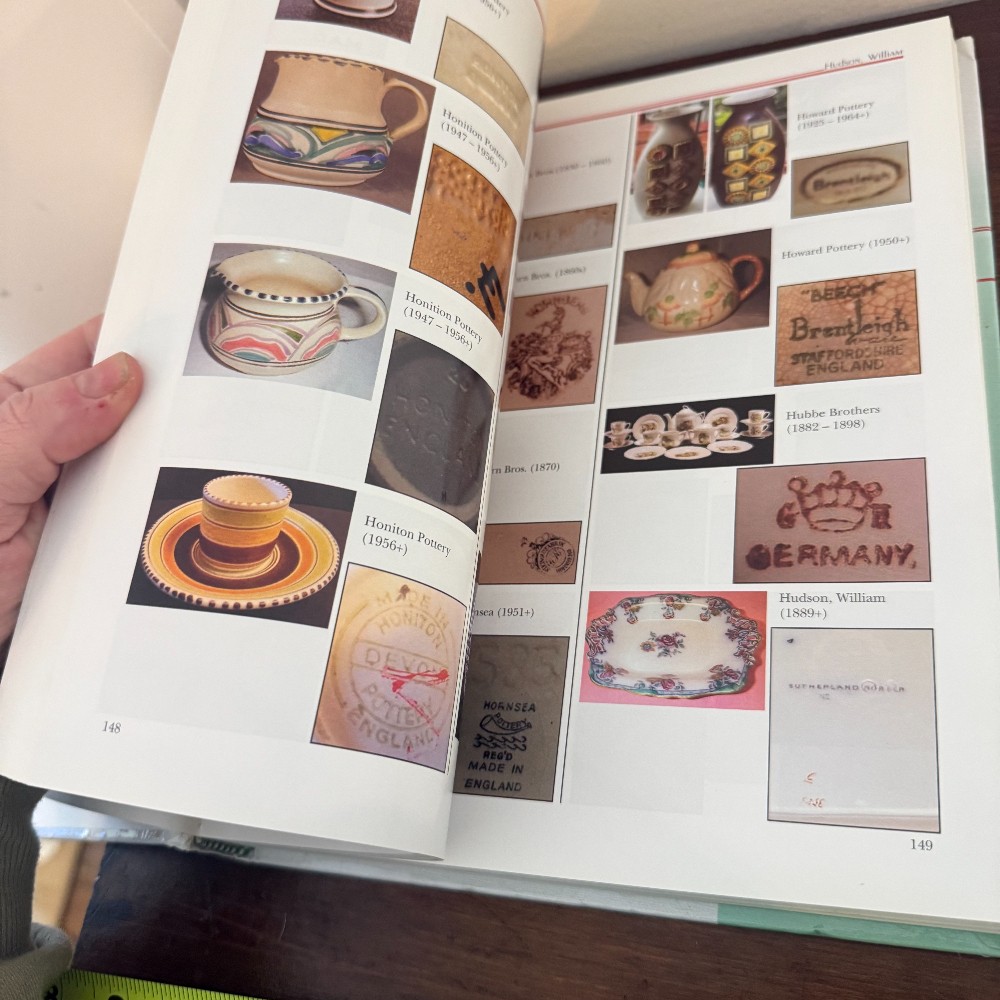 Pictorial Guide to Pottery and Porcelain Marks, Chad Lage, Green Hardcover