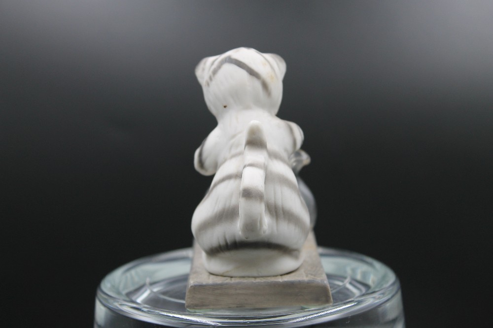 Curious Cat/fishbowl figurine