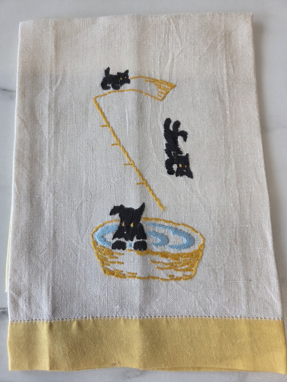 LN-1670 ivory hand towel w/black dogs