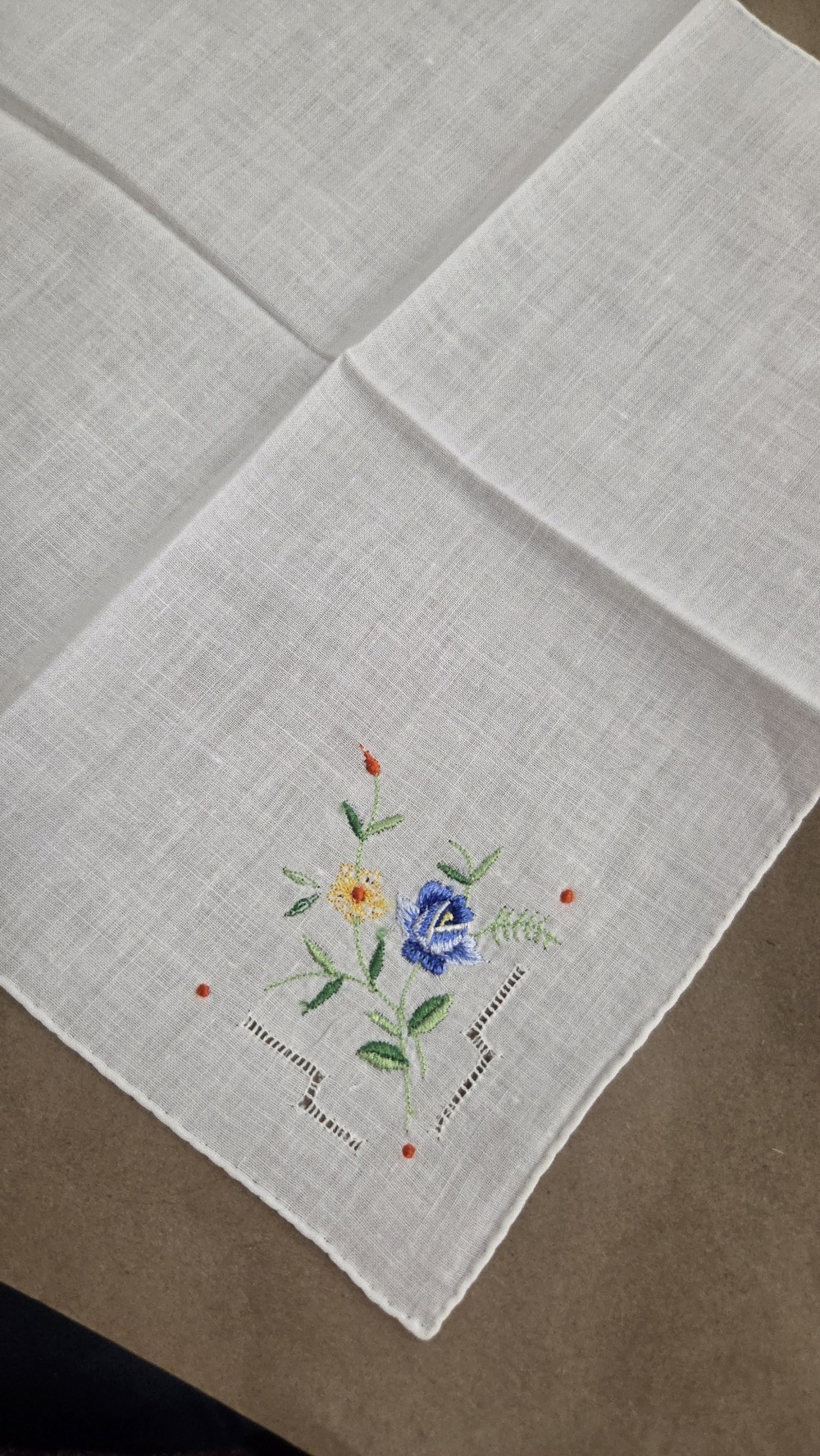HK-799 white hankie,  flower spray