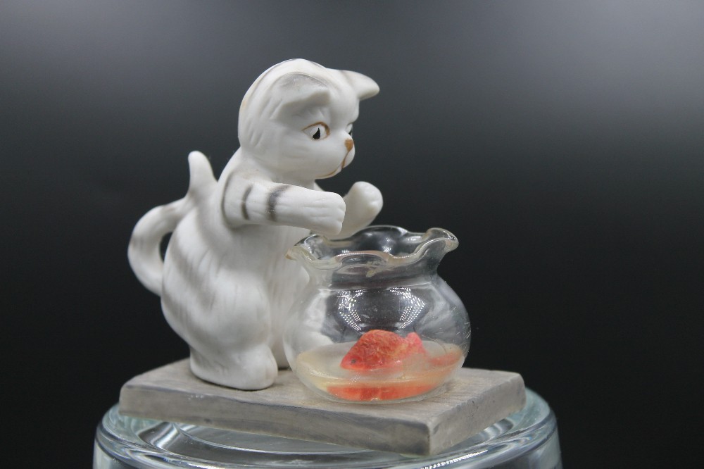 Curious Cat/fishbowl figurine