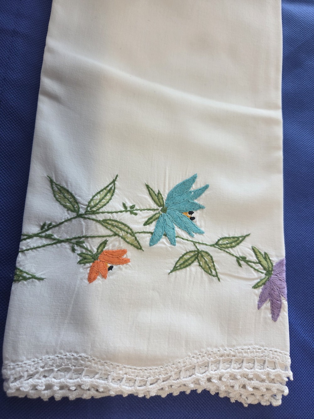 LN-1654 pair white pillowcases w/lillies