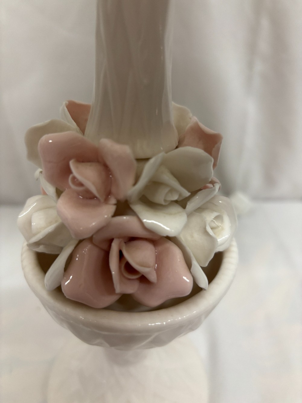 Lamps 2 white ceramic weave design w/pink & white roses & shades