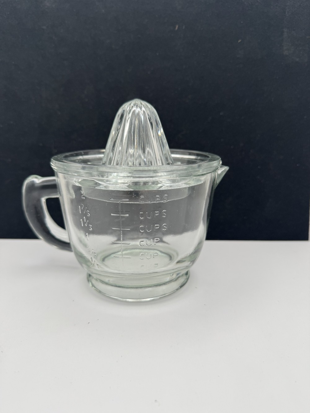 GLASS MEASURING CUP WITH INTEGRATED JUICER