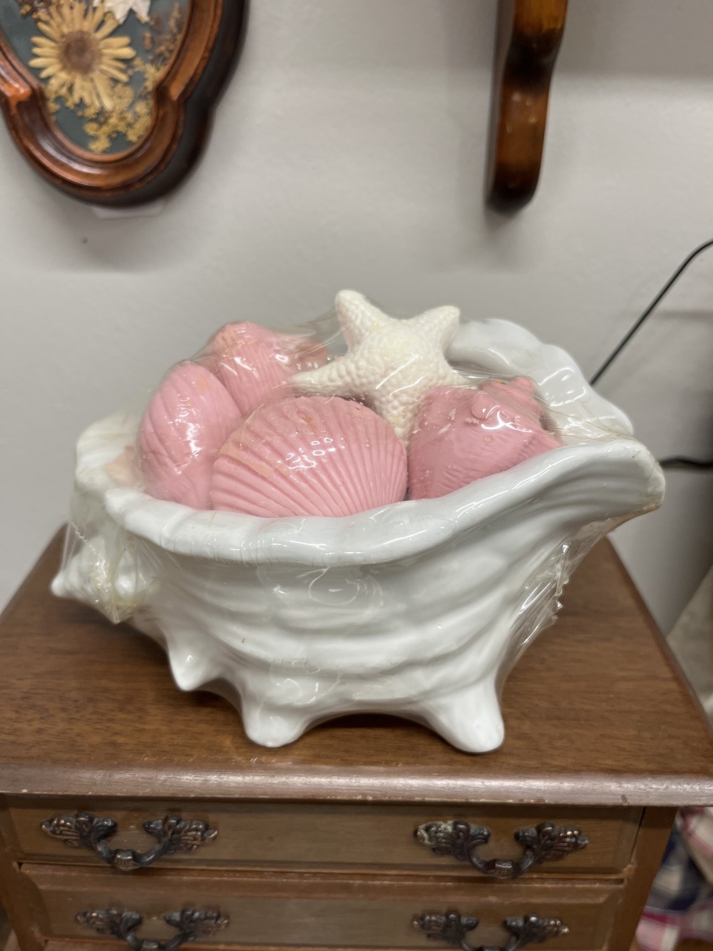 Vtg ceramic seashell soap holder w/ shell soaps