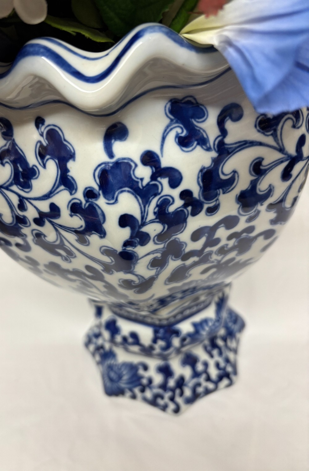 Blue & white porcelain jardiniere w/pedestal flowers centerpiece