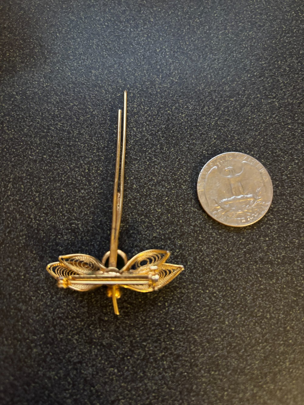 Jewelry pin dragonfly gold tone green stone filigree wings 80's
