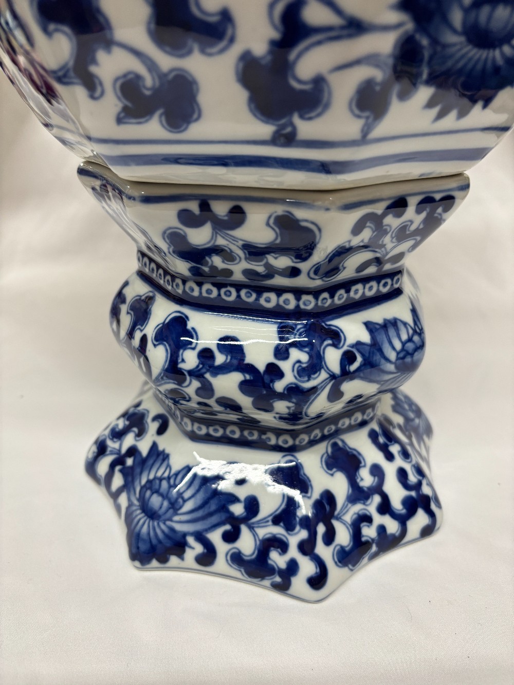 Blue & white porcelain jardiniere w/pedestal flowers centerpiece