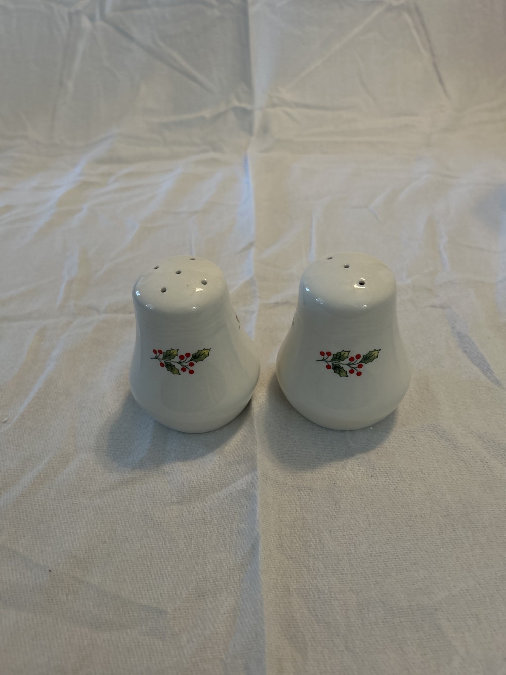 Vintage Holiday Holly Leaves And Berries Salt And Pepper Shakers - excellent condition - see pics