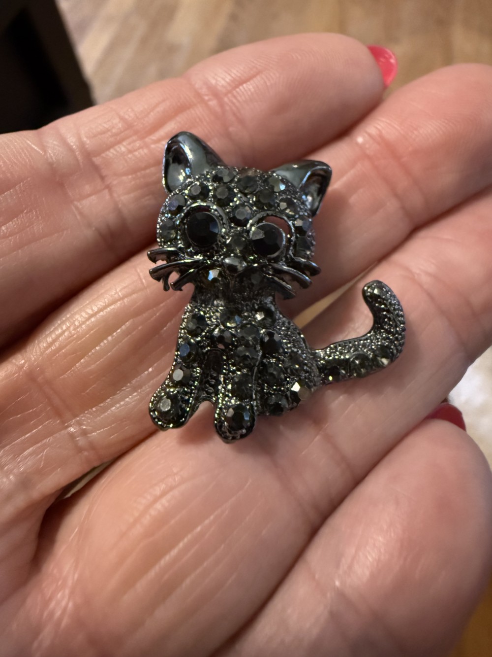 Brooch Pin - Cat Kitting Sitting in Grey Rhinestones