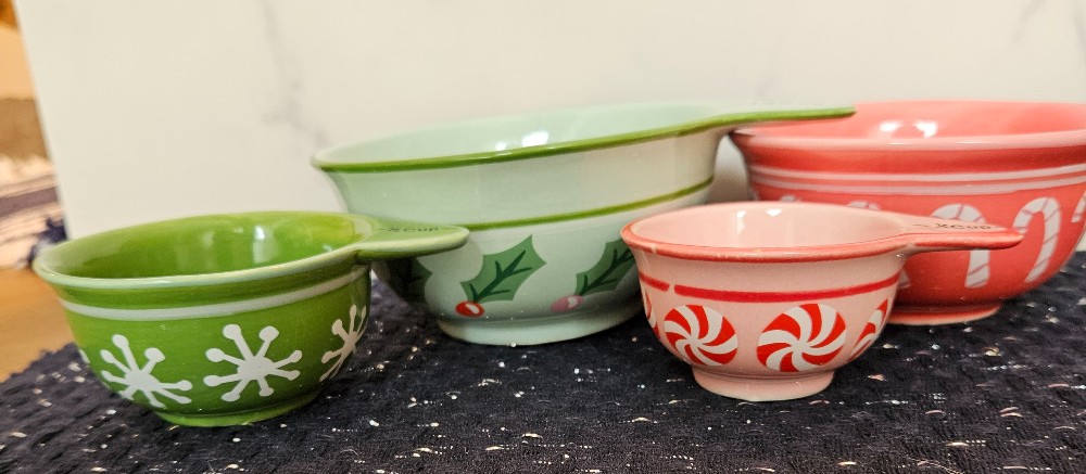 holiday-patterned nesting stoneware measuring cups