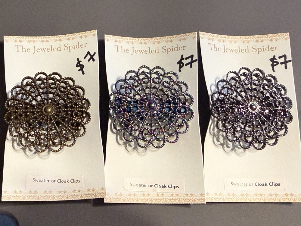 Sweater Clip, Cloak Clip, Dress Clip: Round 999 Scallop
