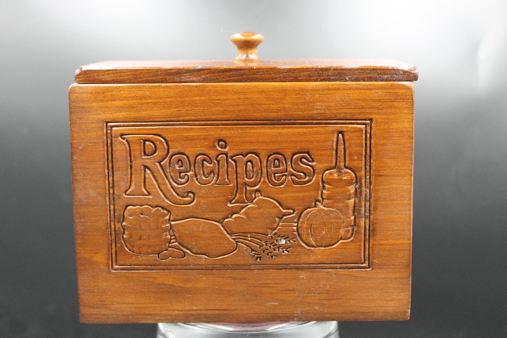 Vtg 1970s embossed wood recipe box/lid/divider tabs inside