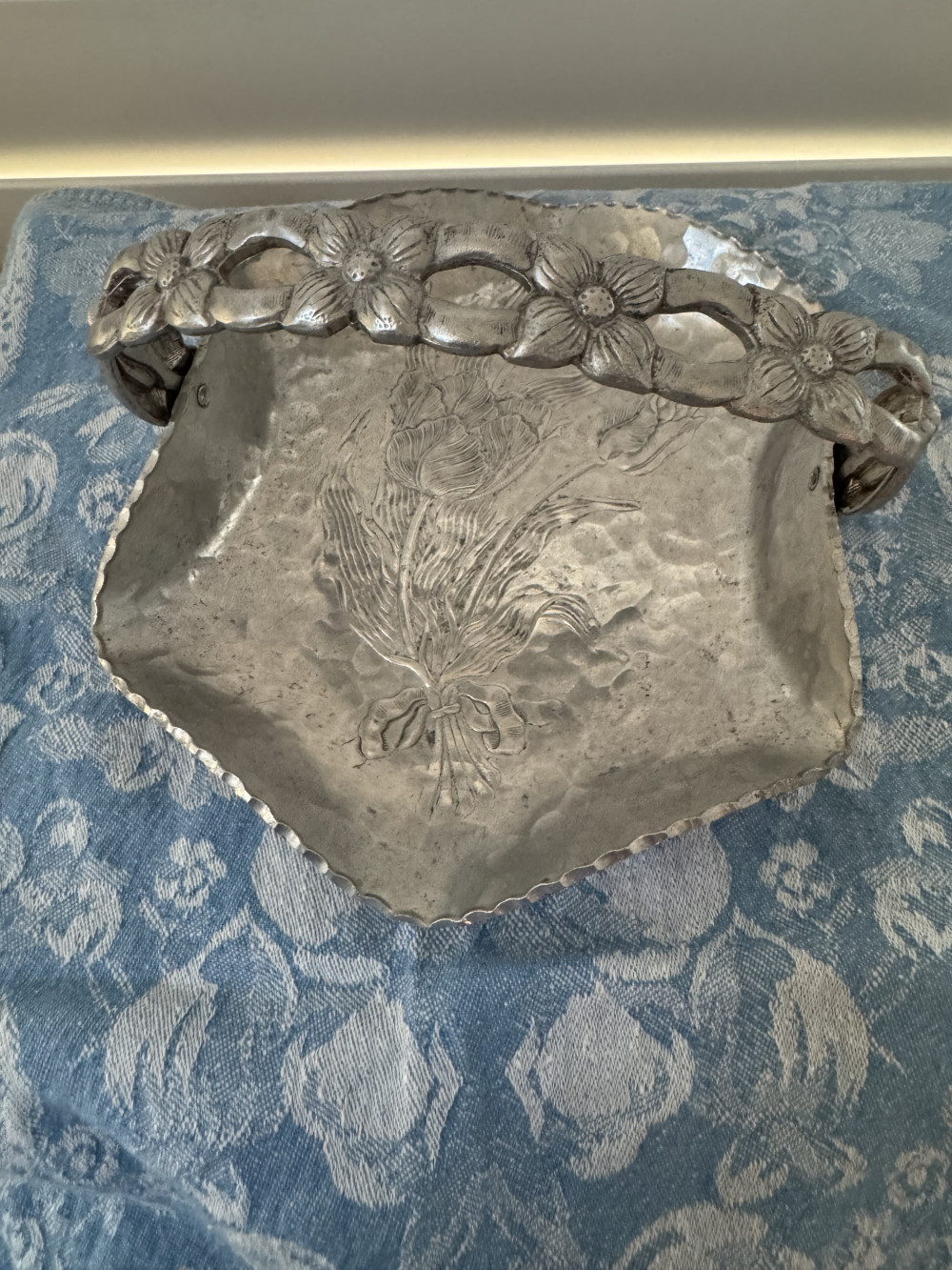 VTG HAMMERED ALUMINUM TULIP TRAY W HANDLE
