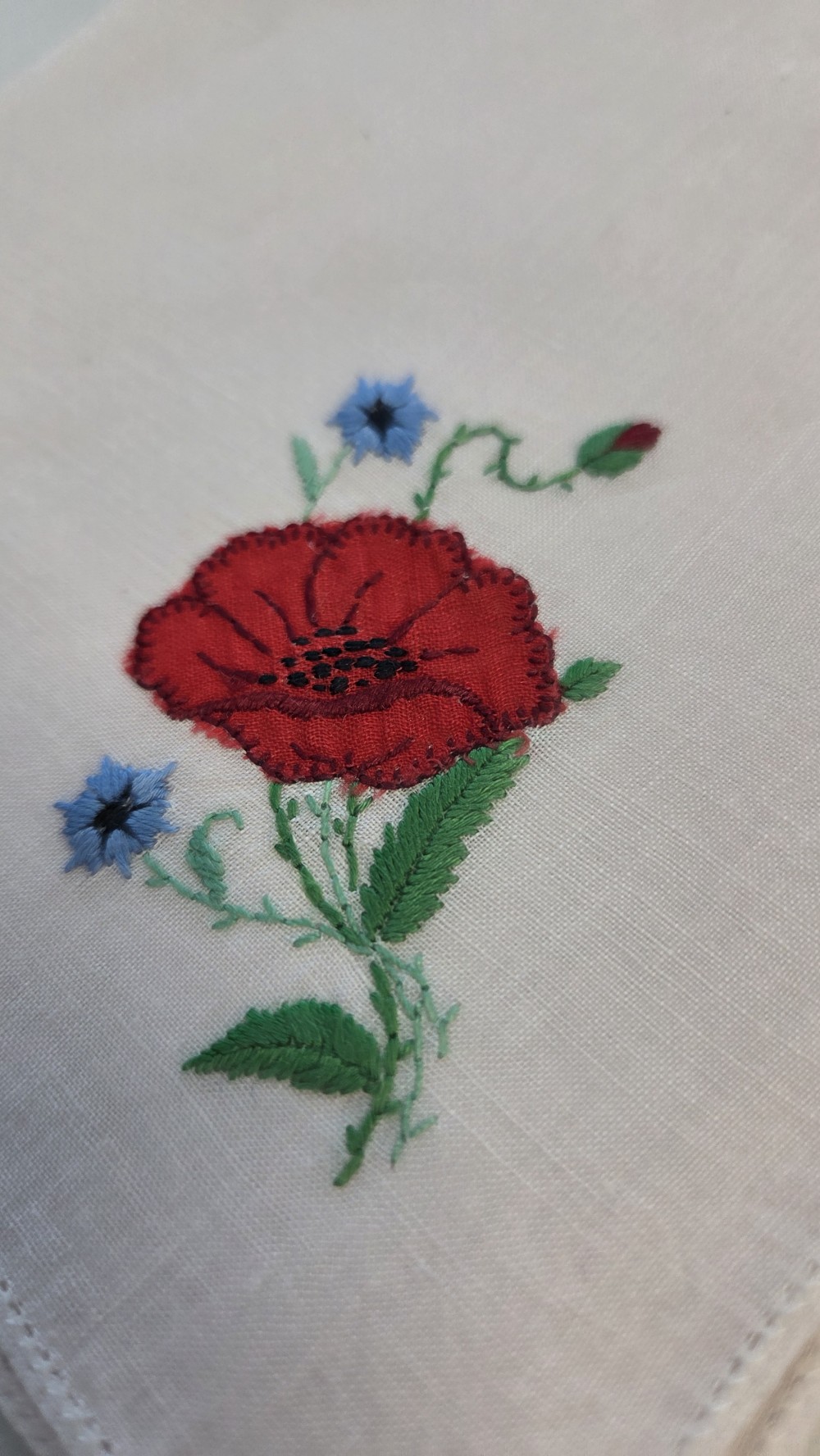 HK-828 white hankie w/red poppy
