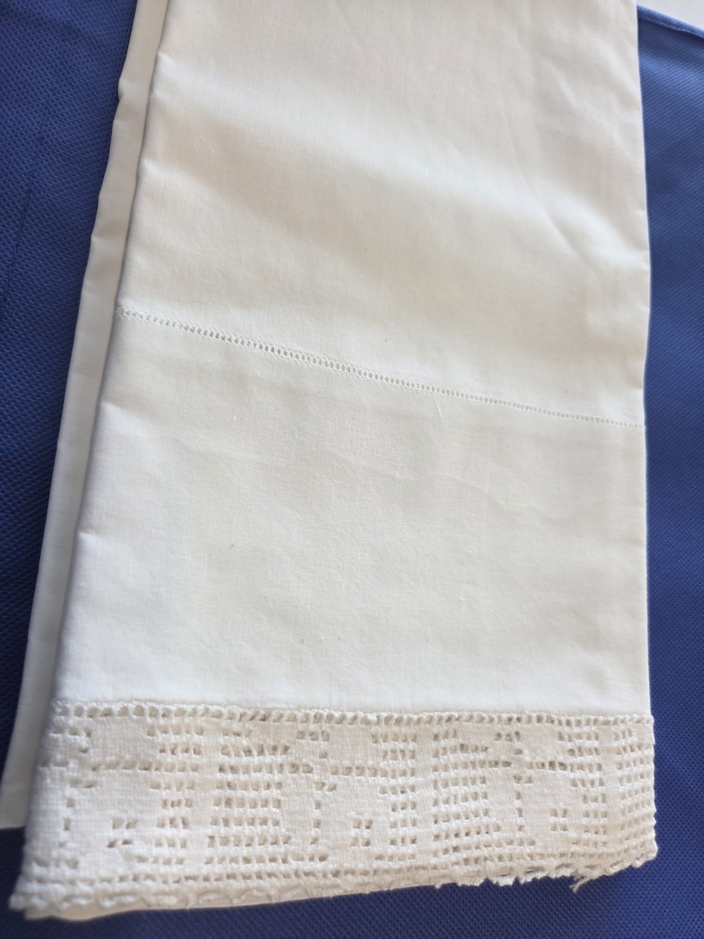 LN-1650 pair pillowcases, tatted edge