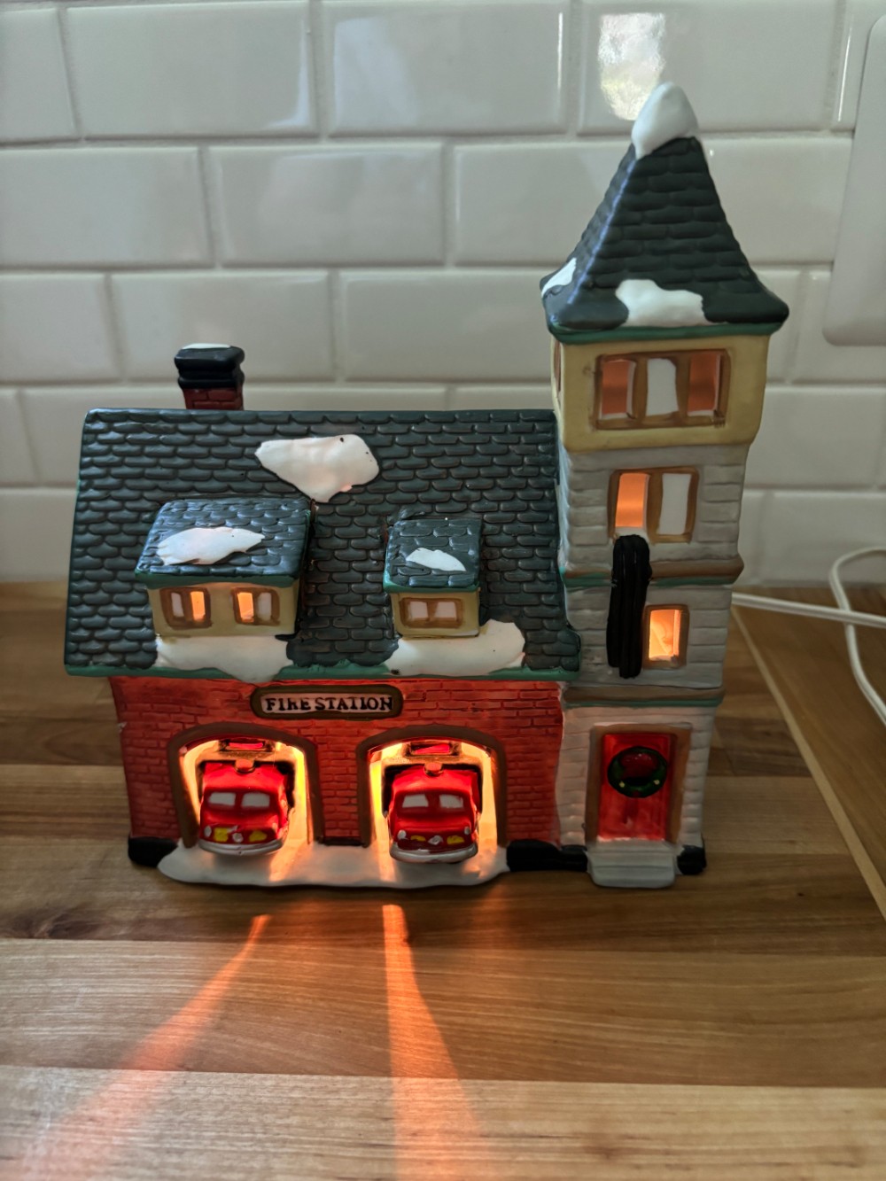 Dickens Keepsake Fire Station Lighted Christmas Village House O'Well Novelty 1994