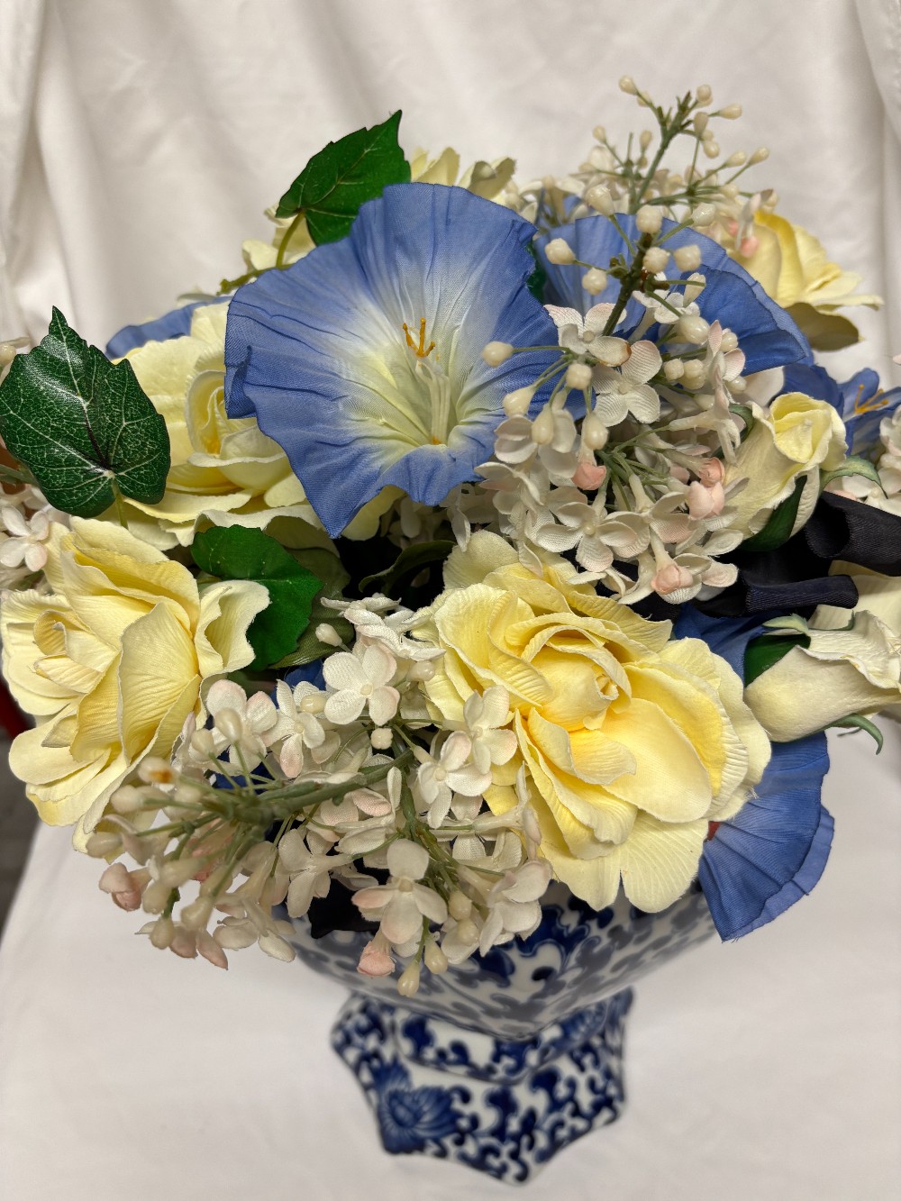 Blue & white porcelain jardiniere w/pedestal flowers centerpiece