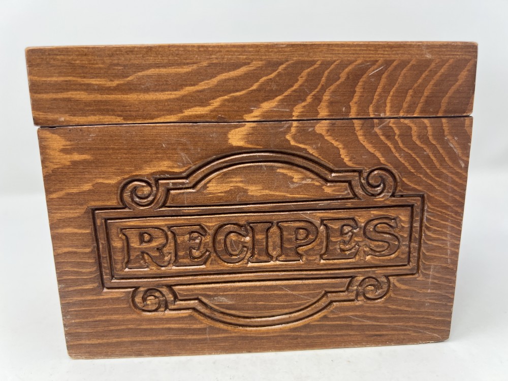 Vintage Wooden Recipe Box, Hinged lid