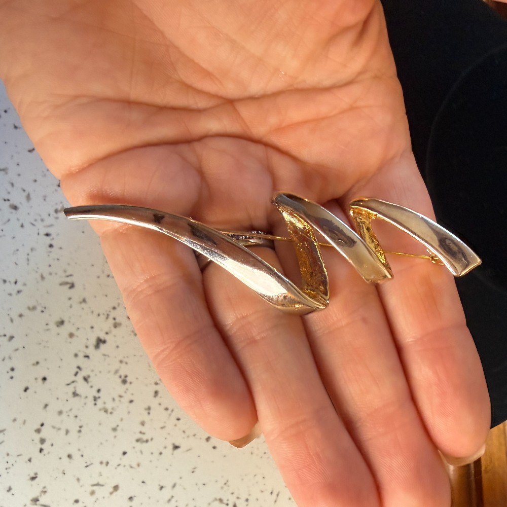Vintage Modernist Two Tone Swirl Ribbon Brooch