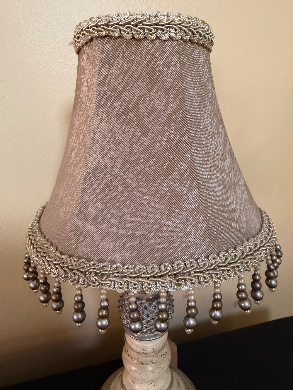 SMALL CREAM GOLD BEADED LAMP