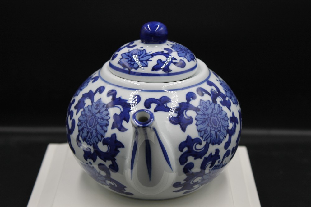 Vtg Chinoiserie-style teapot