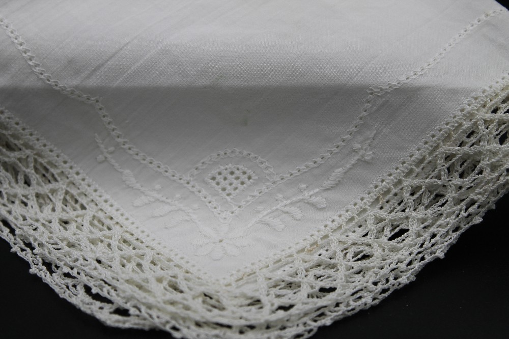 Hankie white tatted edges, white embroidered flowers