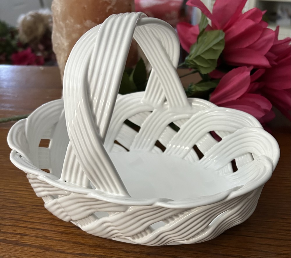 Vintageoval lattice ceramic basket
