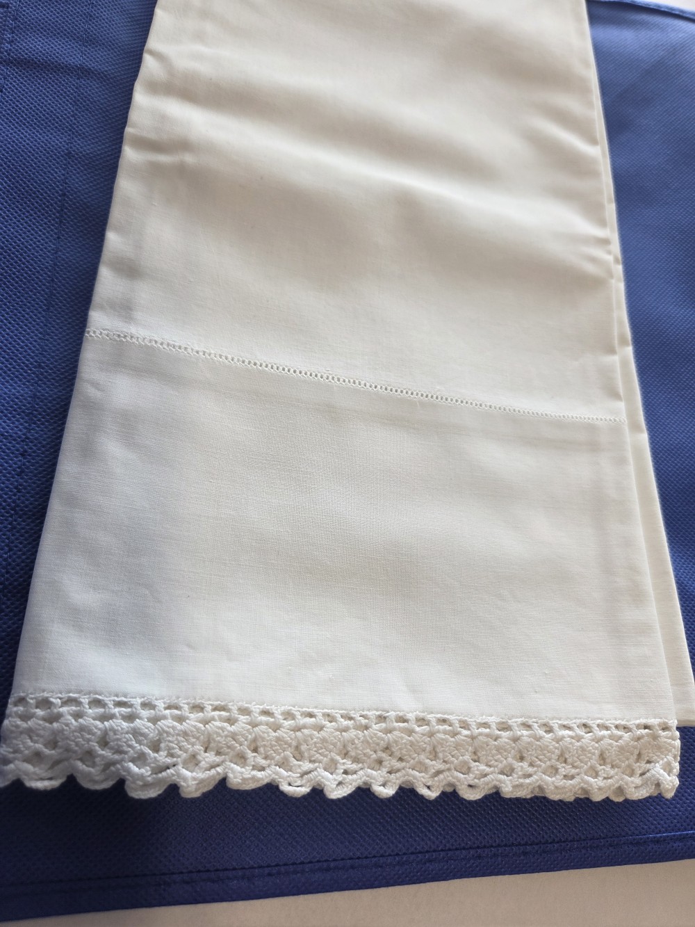 LN-1647 pair pillowcases attached lace